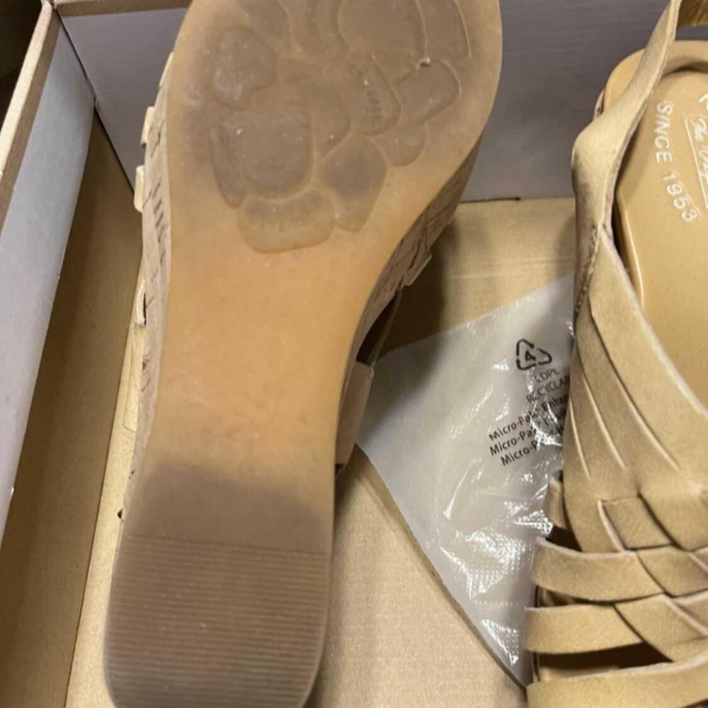 Kirk ease wedges EUC TAN COLOR